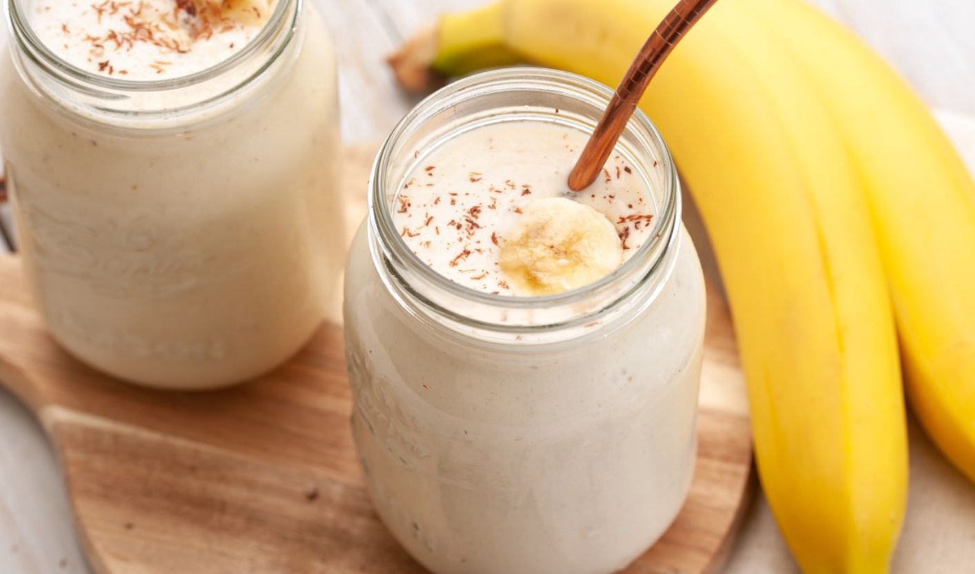 Descubre cómo hacer un delicioso y saludable batido de plátano para el desayuno. 1