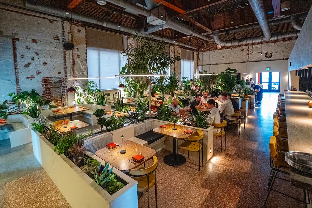 AMANO RESTAURANT parece salido de un sueño retrofuturista 1